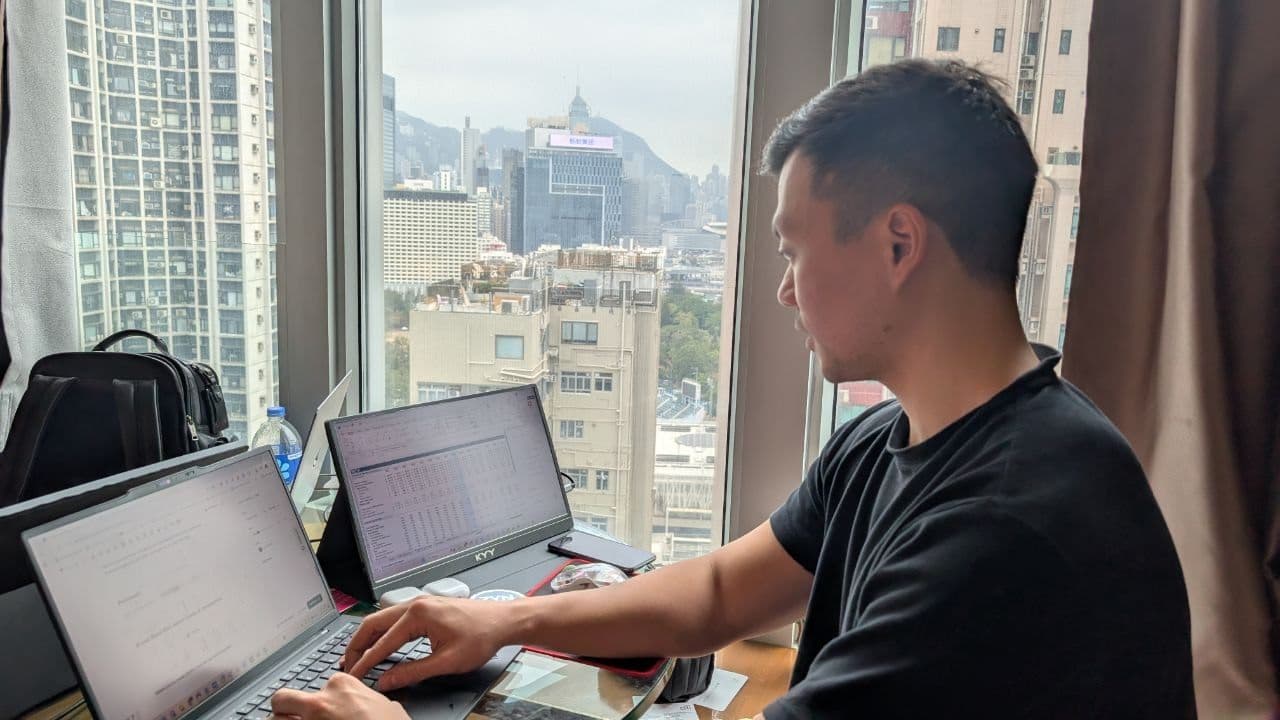 Dave Wang writing his newsletter